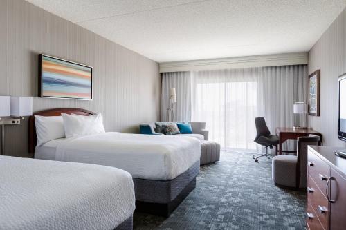 Large Double Room with Courtyard view image 2