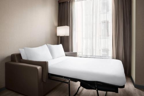 AC Hotel by Marriott Pittsburgh Downtown - image 6