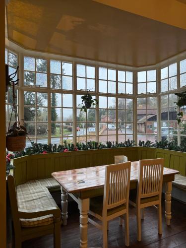 Restorāns, The Old Hunting Lodge at The Talbot Inn in Newnham Bridge