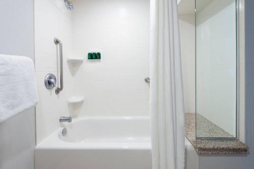 Courtyard by Marriott Buffalo Airport - image 2