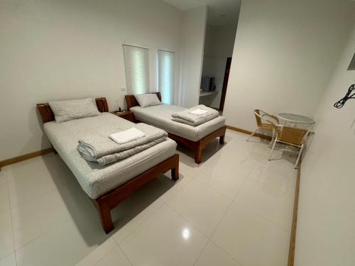 2 twin beds
