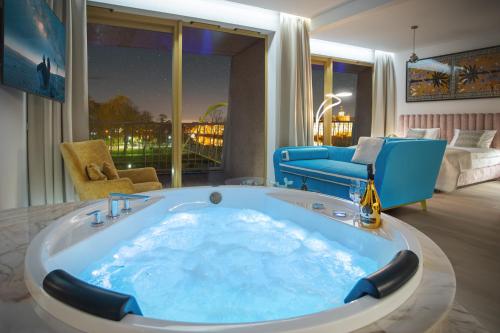 Deluxe Apartment with Jacuzzi and River View
