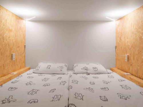 Double Bed Cabin with Shared Bathroom - Lower Level