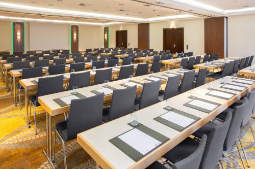 Courtyard by Marriott Düsseldorf Seestern - image 3