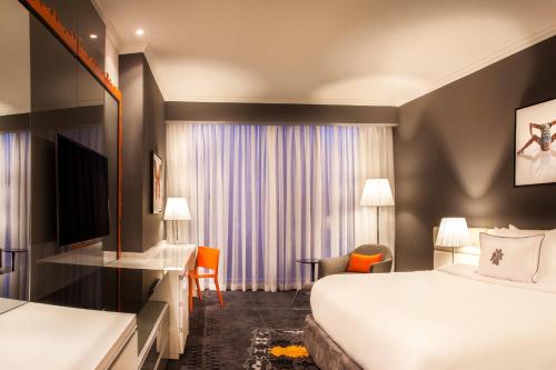 Deluxe Room 1 King Bed image 6