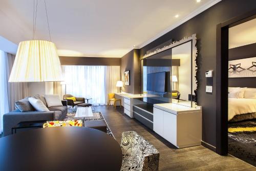 One-Bedroom Suite with City View image 5