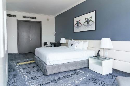 Two-Bedroom Suite with City View image 6
