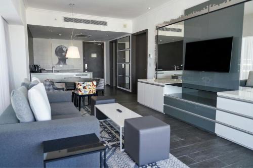 One-Bedroom Suite with City View image 6