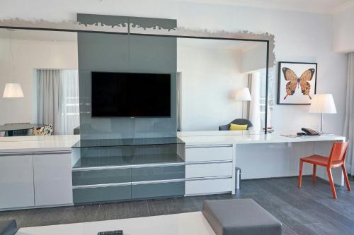One-Bedroom Suite with City View image 7