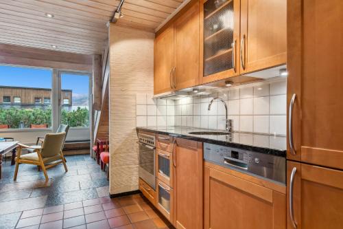 ห้องครัว, Stor barnevennlig leilighet in โฮว์เดิน