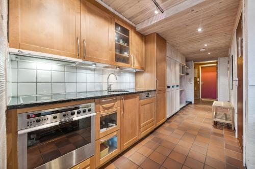 ห้องครัว, Stor barnevennlig leilighet in โฮว์เดิน