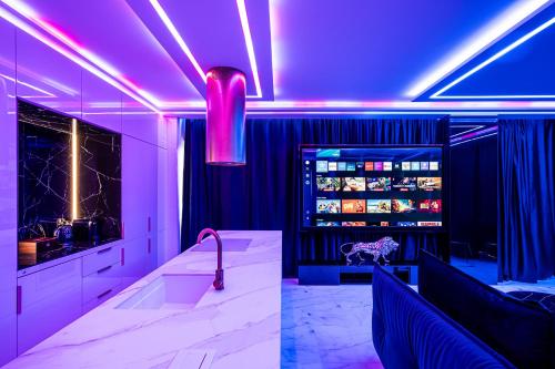 J&K Platinum Towers Room Type - VIP Apartment with hot tub, 98 inch TV and balcony