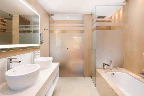 Junior Ocean Suite with Garden Access image 2