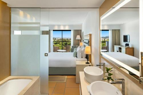 Junior Ocean Suite with Garden Access image 5