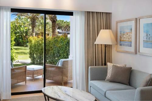Junior Ocean Suite with Garden Access image 4