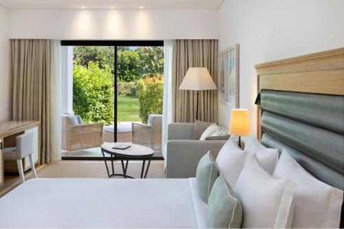 Junior Ocean Suite with Garden Access image 3