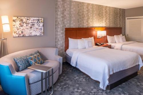 2 queen beds, 1 sofa bed