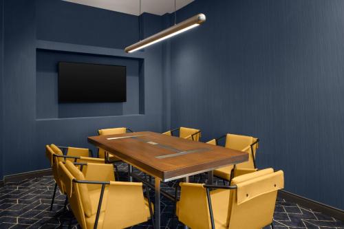 Courtyard by Marriott Lansing Downtown - image 8