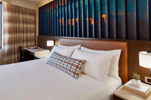 King Room image 6