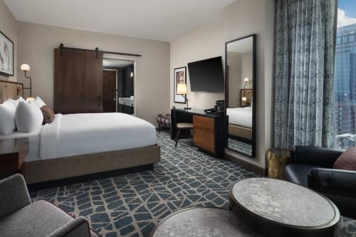 Guest room, 1 King, River view, Corner room