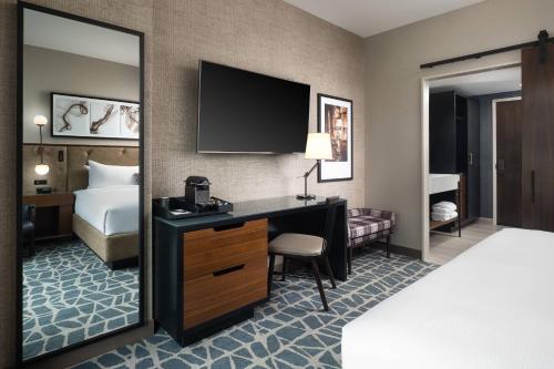 Guest Room, 1 King image 3