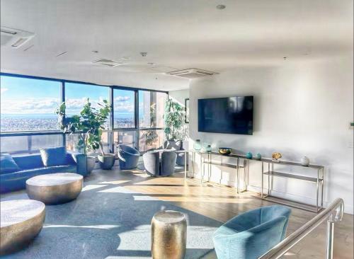 WT917 - 2BR 2BTH in heart of box hill with free park & pool