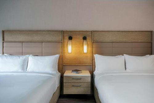 Queen Room with Two Queen Beds - Non-Smoking image 7