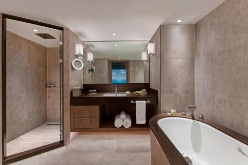 Ocean Suite with Sea View and Lounge Access image 4