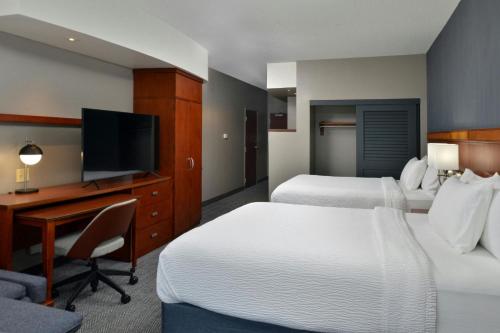 2 queen beds, 1 sofa bed