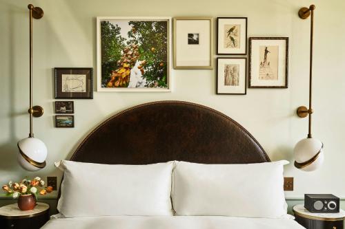 Salon King Room with Courtyard View image 2