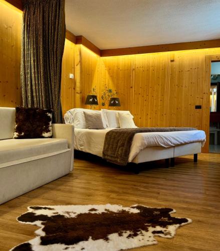 1 queen bed, 2 sofa beds