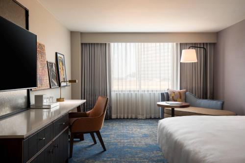 Deluxe King Room - High Floor image 6