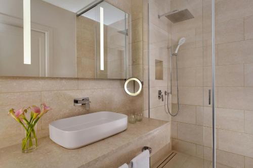 Classic Garden View, Guest room, 1 King, Garden view image 5