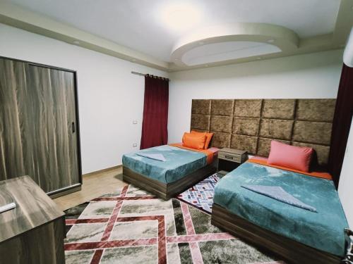 Deluxe Pyramids View Apartment