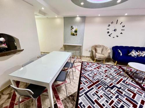 Deluxe Pyramids View Apartment