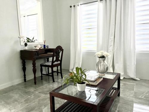 IN GOOD COMPANY-Gorgeous downtown historic cottage