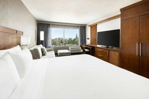 Courtyard by Marriott Los Angeles Woodland Hills - image 9