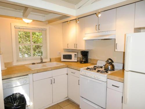 Carmel Dolores Cottages