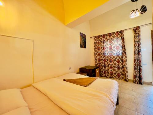 Single Room image 9