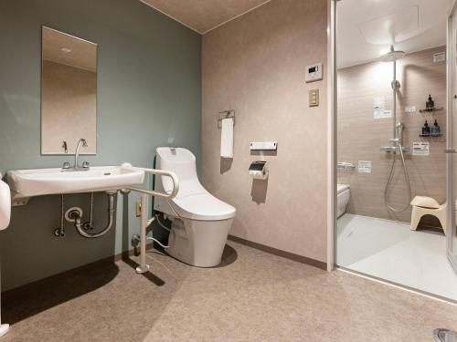 Twin Room - Disability Access Non-Smoking image 10