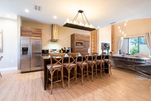 Luxury 4 Bedroom Home Close to Disney 7487 - image 11