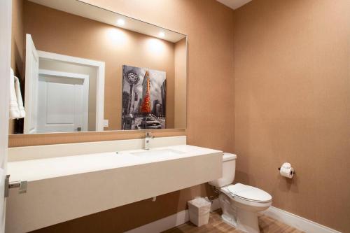 Luxury 4 Bedroom Home Close to Disney 7487 - image 11