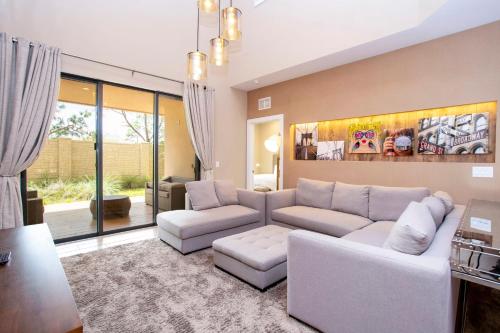 Luxury 4 Bedroom Home Close to Disney 7487 - image 6