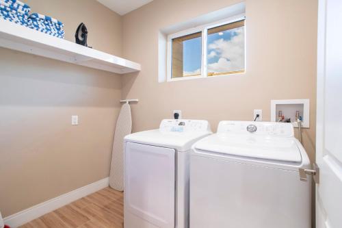 Luxury 4 Bedroom Home Close to Disney 7487 - image 12