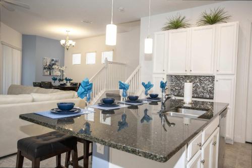 Stunning 5 Bd Home w/ Pool Close to Disney 174 - image 2