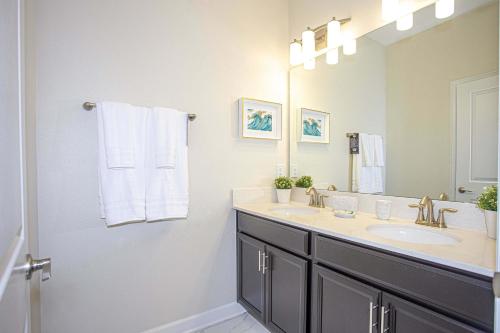 Marvelous 5 Bedroom w/ Pool Close to Disney 4811 in Kissimmee, USA
