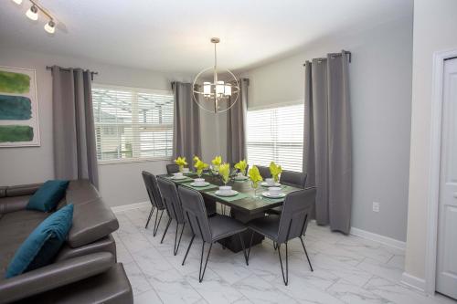 Marvelous 5 Bedroom w/ Pool Close to Disney 4811 - image 2