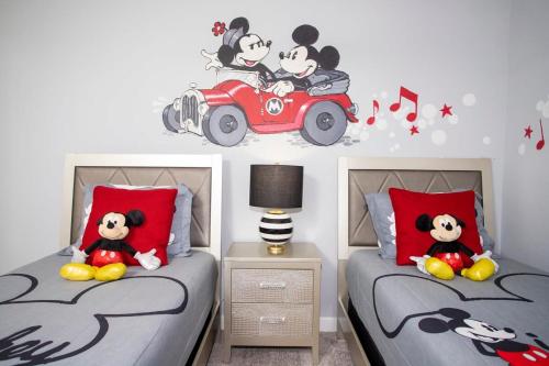 Ravishing Four Bd w/ Pool Close to Disney 4947 in Kissimmee, USA