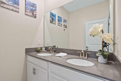 Stunning 5 Bd w/ Pool Close to Disney @ Champions Gate 1012 detail