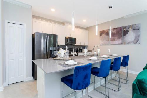 Stunning 4Bd w/ Private Pool Storey Lake 4245